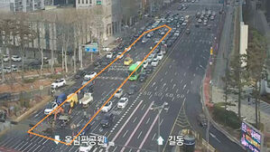 둔촌사거리 인근 누수로 도로 일부 통제&hellip;"상수도관 파열 추정"