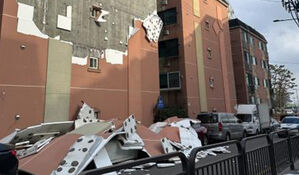 강풍에 '쾅쾅', 빌라 외벽 뜯어져 와르르&hellip;차량들 봉변