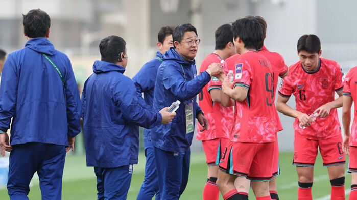 '첫 승' 이민성 감독 "경기 막판 선수들 자세 잘못"