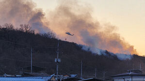 의성 산불 밤새 잔불 정리&hellip;헬기 10여 대 완전 진화 나서