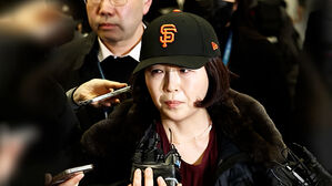 모자 쓴 채 모습 드러낸 김경&hellip;질문 쏟아지자 꺼낸 대답