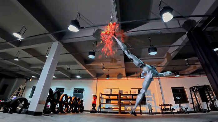 날아차기도 거뜬&hellip;"대안 없다" 중국 로봇 어느 정도길래