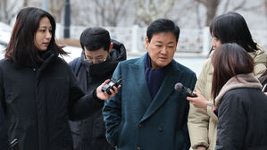 '쌍방울 금품 회유 의혹' 안부수 검찰 출석&hellip;"번복한 진술이 진실"