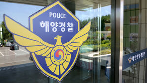 충남 태안서 어선 전복..1명 심정지&middot;2명 저체온증