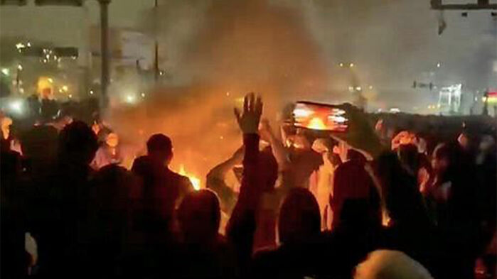 2026년 1월 9일 이란 수도 테헤란에서 벌어진 시위 모습으로 추정되는 영상의 캡처 (사진=UGC 제공, AP, 연합뉴스)
