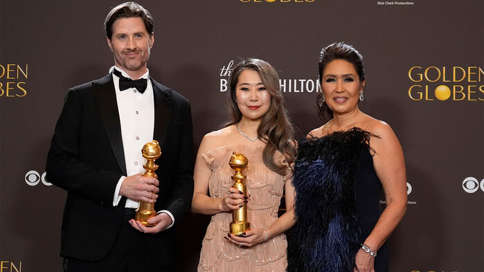 케이팝 데몬 헌터스(케데헌)의 매기 강(가운데) 감독이 11일(현지시간) 제83회 골든글로브 어워즈에서 포즈를 취하고 있다. (사진=AP, 연합뉴스)