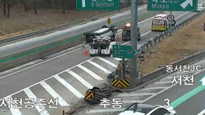 서천공주고속도로서 자율주행하던 SUV 단독사고 후 전복
