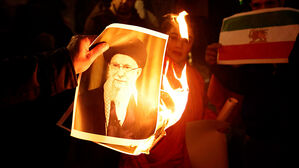 경제 파탄에 지지층도 등 돌려&hellip;신정체제 '흔들'