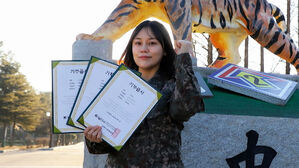 "아이 눈물 때문에&hellip;" 가슴 먹먹하게 한 '군인 엄마' 선행
