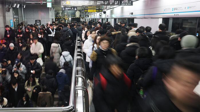 서울 시내버스 노동조합이 무기한 전면 파업에 돌입한 13일 오전 서울 지하철 3,4호선 충무로역이 출근길 시민들로 붐비고 있다.