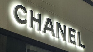 샤넬, 제품 가격 인상&hellip;클래식 맥시 핸드백 2천만 원 넘어
