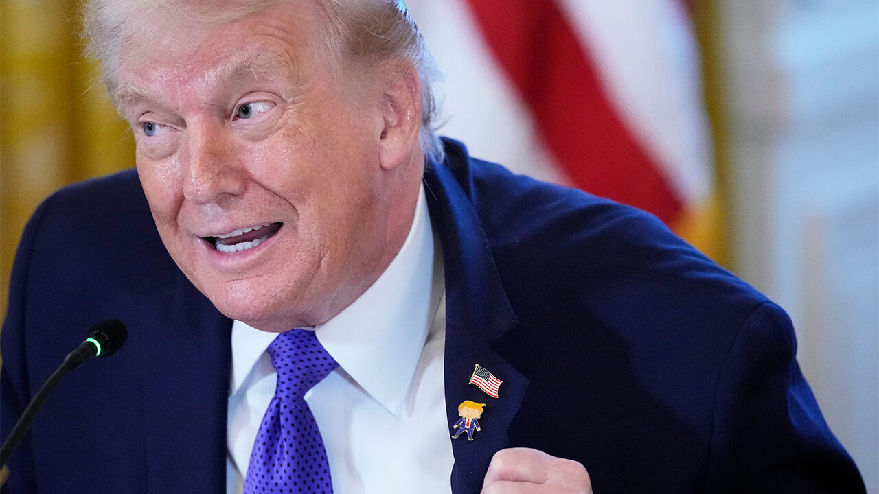 '행복한 트럼프'('Happy Trump') 핀 내보이는 도널드 트럼프 미 대통령 (사진=AP, 연합뉴스)