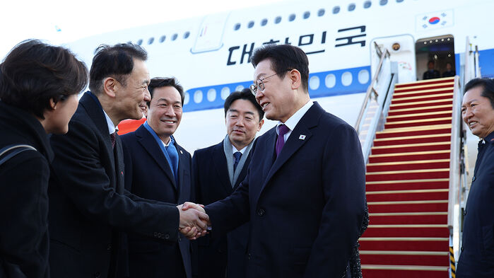 한일 정상회담을 위해 일본 나라현을 방문하는 이재명 대통령이 13일 성남 서울공항에서 환송나온 마츠오 히로타카 주한일본대사관 총괄공사와 인사하고 있다.