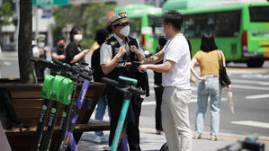 '면허 인증 나 몰라라'&hellip;킥보드 대여업체 '무면허 방조죄' 송치