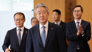 강호동 농협회장, 대국민 사과&hellip;'추가 3억 연봉' 겸직 사임