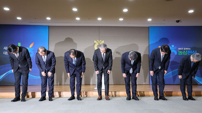 강호동 농협중앙회장과 농협 임직원들이 13일 서울 중구 농협중앙회에서 농림축산식품부가 지난 8일 발표한 농협중앙회에 대한 특별감사 중간 결과와 관련해 대국민 사과 인사를 하고 있다 (사진=연합뉴스)