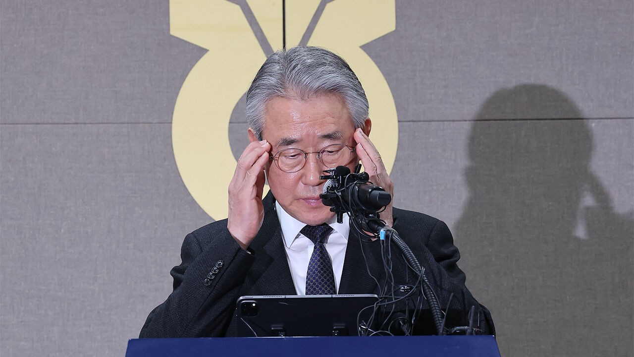 강호동 농협중앙회장이 13일 서울 중구 농협중앙회에서 농림축산식품부가 지난 8일 발표한 농협중앙회에 대한 특별감사 중간 결과와 관련해 대국민 사과를 하고 있다. (사진=연합뉴스)