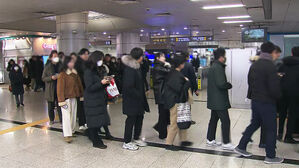 퇴근길 꽉 찬 승강장&hellip;"파업 언제까지" 내일 재협상