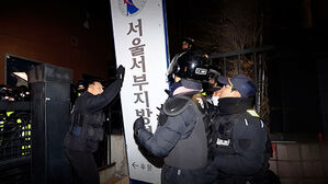 '서부지법 난동' 경찰 폭행 남성, 징역 1년 선고