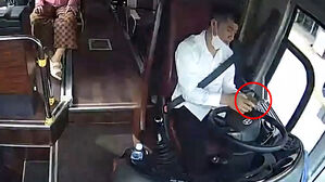 '운전 도중 손 옆으로 뻗더니'&hellip;분노 부른 버스기사 영상