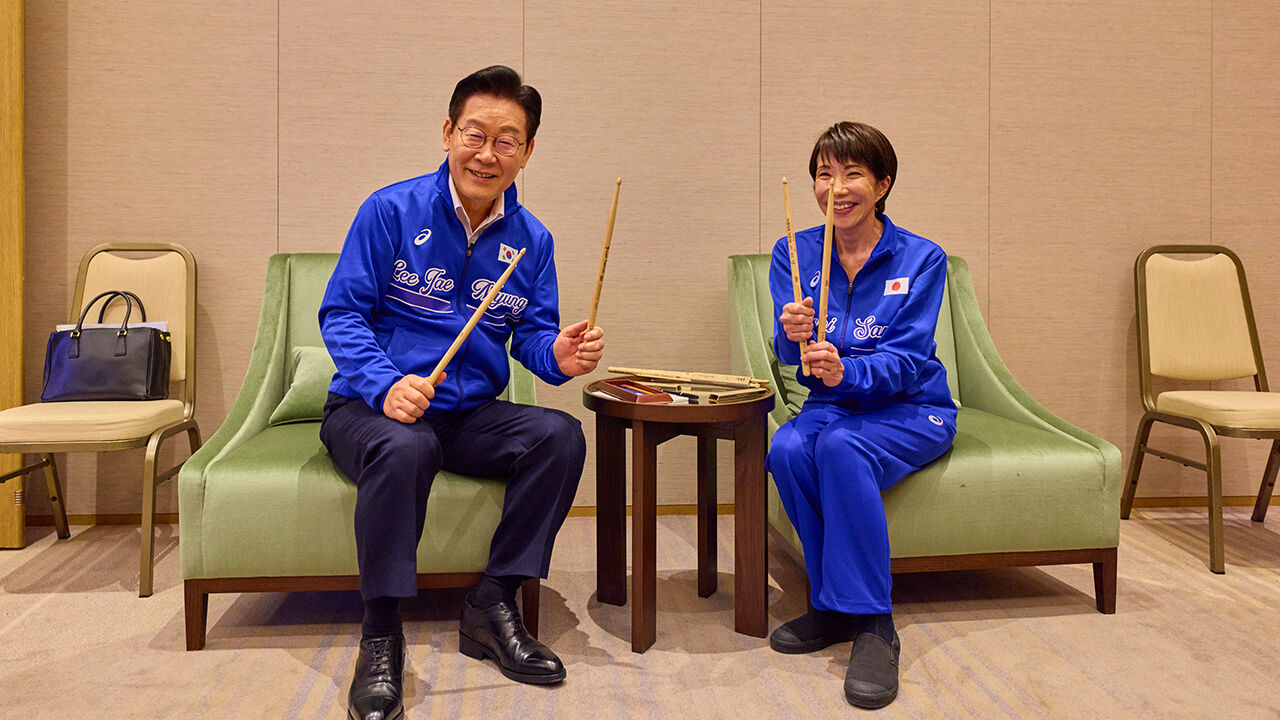 정상회담을 마친 이재명 대통령과 다카이치 사나에 일본 총리가 13일 일본 나라현 환담장에서 드럼 합주 후 서로의 스틱에 서명한 뒤 교환하고 있다.