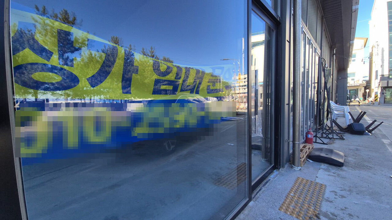 양양 인구해변 한 상가에 걸린 임대 문의