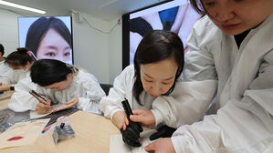 문신사 국시 2027년 말 첫 도입&hellip;면허소지자에만 독점 지위