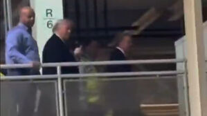 포드 공장서 야유 듣고 발끈한 트럼프 '손가락 욕설'