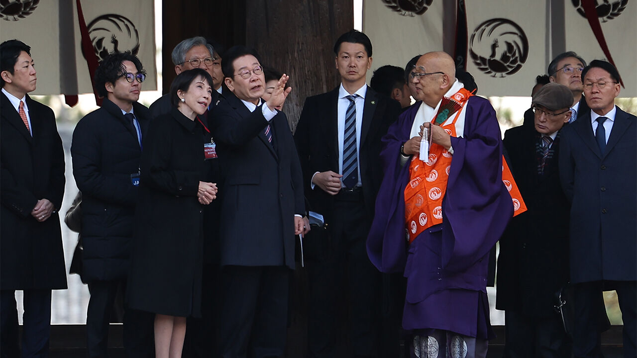 이재명 대통령과 다카이치 사나에 일본 총리가 14일 일본 나라현 대표 문화유적지인 호류지(법륭사)를 관람하고 있다.