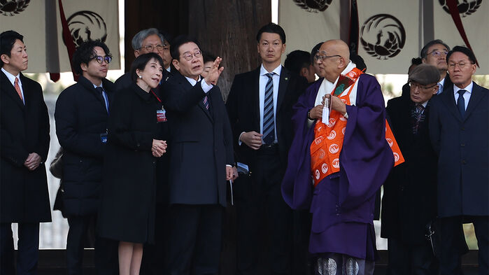 이재명 대통령과 다카이치 사나에 일본 총리가 14일 일본 나라현 대표 문화유적지인 호류지(법륭사)를 관람하고 있다.