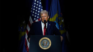 포드 공장서 야유 듣고 발끈한 트럼프 '손가락 욕설'