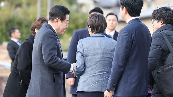 이재명 대통령이 14일 일본 나라현 호류지(법륭사)에서 친교행사에 앞서 다카이치 사나에 일본 총리와 인사하고 있다.