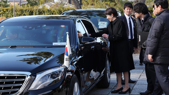 다카이치 사나에 일본 총리가 14일 일본 나라현 호류지(법륭사) 방문을 마친 뒤 떠나는 이재명 대통령과 인사하고 있다.