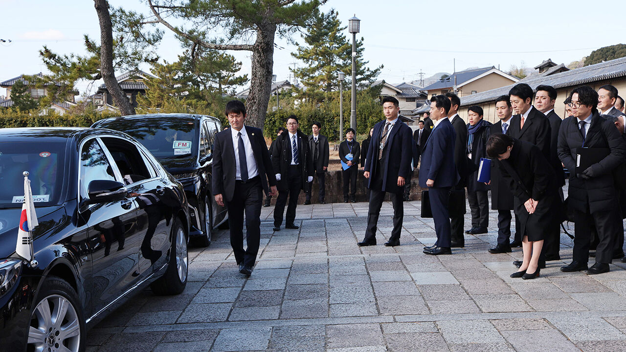 다카이치 사나에 일본 총리가 14일 일본 나라현 호류지(법륭사) 방문을 마친 뒤 떠나는 이재명 대통령에게 인사하고 있다.