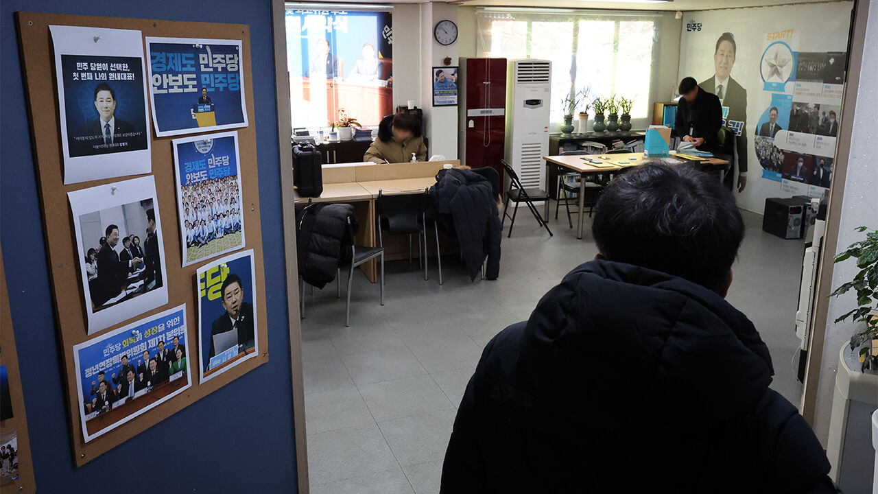 공천헌금 수수 등 각종 비위 의혹에 휩싸인 더불어민주당 김병기 의원 관련 14일 경찰이 압수수색 중인 서울 동작구 상도동 지역구 사무실 모습 (사진=연합뉴스)