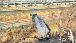 여수서 탱크로리, 승용차 충돌 후 5ｍ 아래 철길로 추락