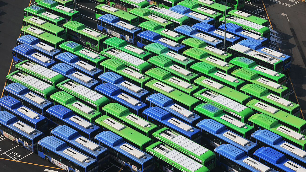 서울 시내버스가 2년 만에 파업에 돌입, 역대 최장 기간 운행을 멈춘 14일 서울 은평구 수색동 버스 차고지에 버스들이 주차되어 있다.