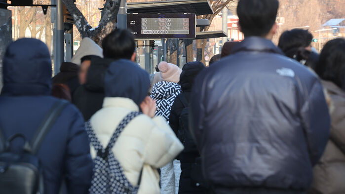 서울 시내버스 노동조합이 첫차부터 무기한 전면 파업에 돌입한 13일 서울 홍제역 인근에서 시민들이 버스를 기다리고 있다.