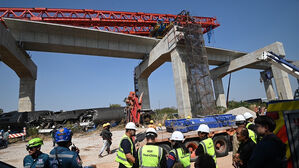태국 고속철 공사장 크레인이 열차 덮쳐 탈선&hellip;최소 25명 사망