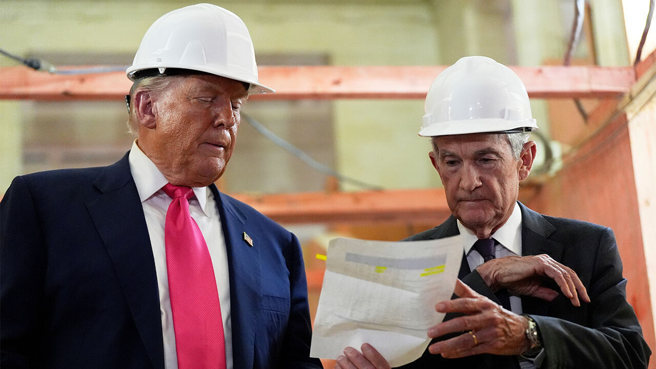 지난해 7월 Fed 공사현장 방문한 트럼프와 파월 의장