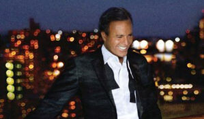 '라틴팝 전설' 스페인 국민가수 이글레시아스, 성범죄 의혹 피소