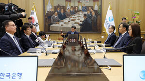 금통위, 통화정책 의결문에서 '금리인하 가능성' 삭제