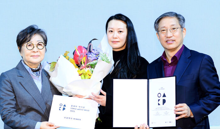 왼쪽부터 김성희 국립현대미술관장, 김영은 작가, SBS 방문신 사장