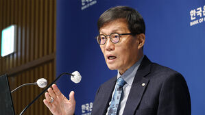한은 총재 "환율 고려해 금리 동결&hellip;환율 잡으려 인상은 안 해"