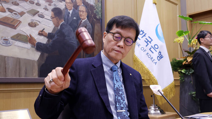 이창용 한국은행 총재가 15일 서울 중구 한국은행에서 열린 금융통화위원회 통화정책방향 회의에서 의사봉을 두드리고 있다. (사진=연합뉴스)