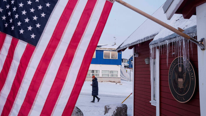 14일 그린란드 수도 누크에 있는 미국 영사관 현관에 걸린 성조기 (사진=AP, 연합뉴스)
