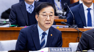 누가 콘크리트 둔덕 만들었나&hellip;여전히 '깜깜'