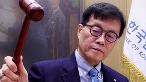 "환율 때문에 금리 연 2.5% 동결"&hellip;'인하 사이클' 끝났나
