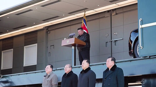 방탄 열차서 연설하는 김정은
