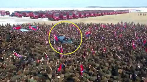 군인 건설자들에게 둘러싸인 김정은